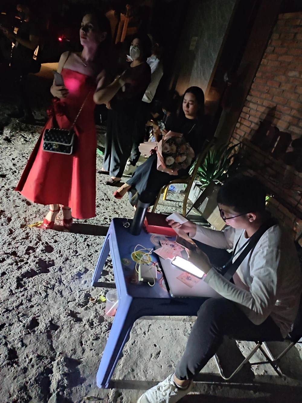 Nữ khán giả phải đợi lúc khá lâu mới tìm được vé. Ảnh: NGUYỄN TRÀ