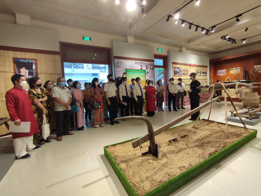 Các khách mời chăm chú lắng nghe thuyết minh viên kể chuyện. Ảnh: NGUYỄN TRÀ