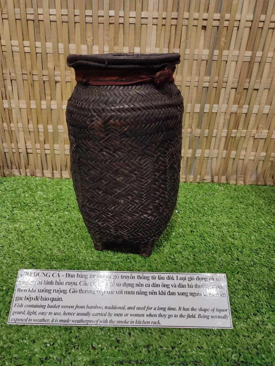 Giỏ đựng cá đan bằng tre. Khi đan xong, người dân thường treo lên gác bếp để bảo quản. Ảnh: NGUYỄN TRÀ