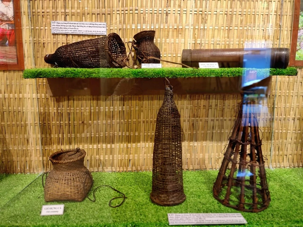 Chiêm ngưỡng chiếc áo mưa miền Nam xưa xài gần 20 năm không hỏng ảnh 8