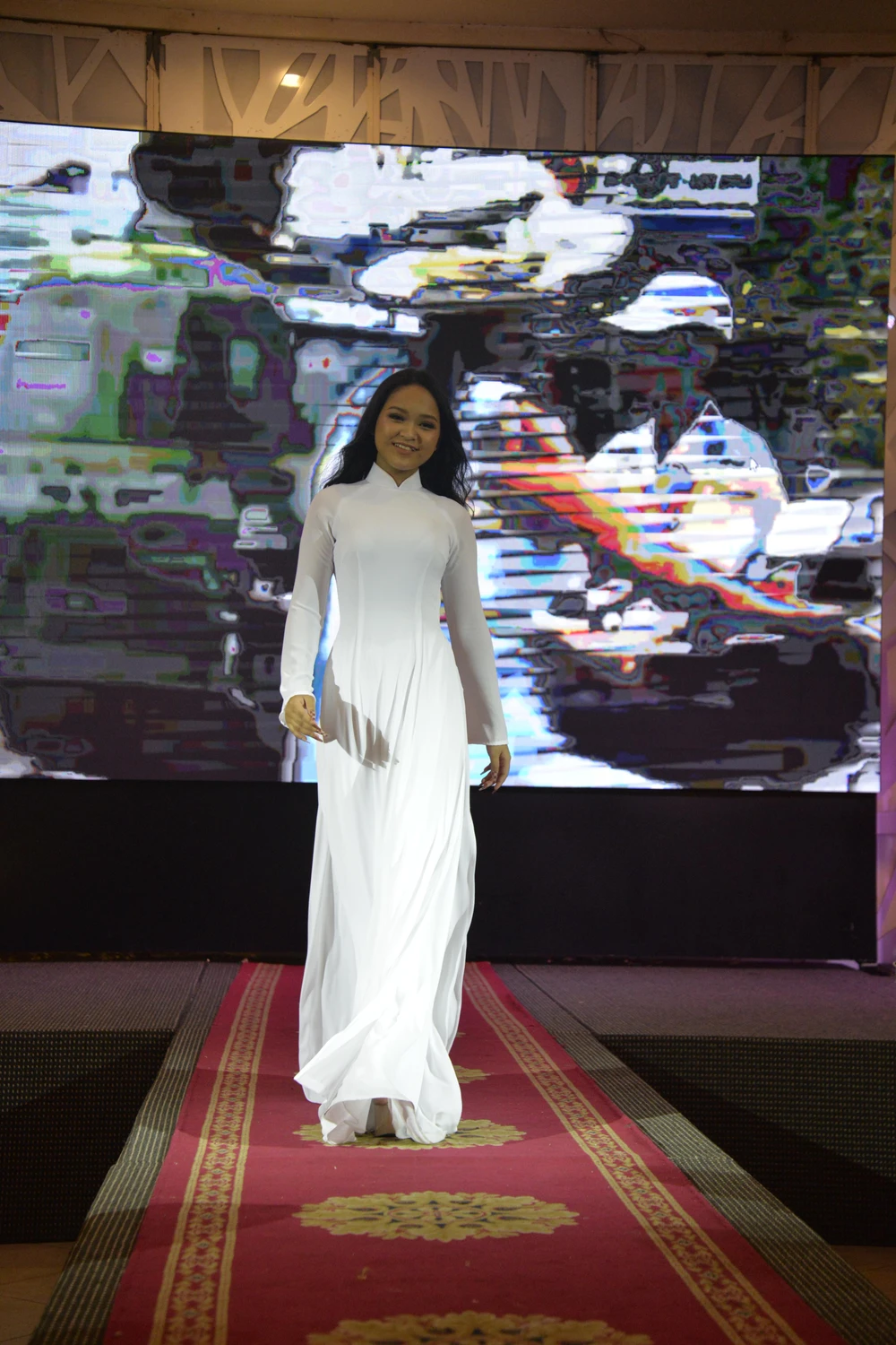 Hồng Phương- nữ sinh mồ côi đi thi Hoa hậu và lọt vào Top 10 Miss Teen International Vietnam 2021 đến chúc mừng Như Quỳnh. Ảnh: NGUYỄN TRÀ