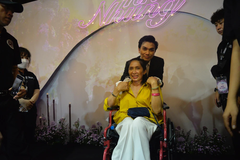 Nữ khán giả ở lại tới hơn 12h đêm trong đêm nhạc 'Nhớ Nhung' của Mạnh Quỳnh