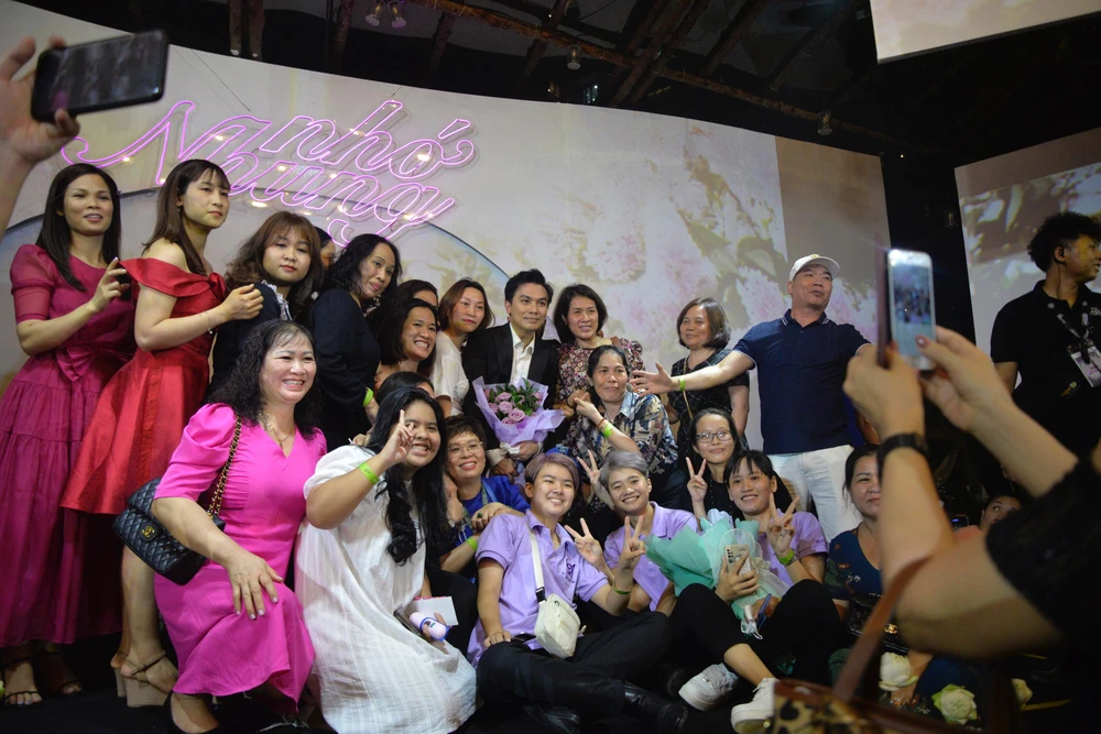 Khán giả ở lại cùng Phi Nhung - Mạnh Quỳnh dù mất điện, trời nóng, sân khấu ngoài trời, không có máy lạnh, và kết thúc rất muộn Khán giả ở lại cùng Phi Nhung - Mạnh Quỳnh dù mất điện, trời nóng, sân khấu ngoài trời, không có máy lạnh, và kết thúc rất muộn