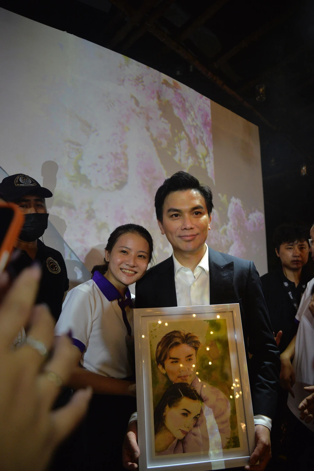 Fan Phi Nhung -Mạnh Quỳnh luôn giữ chặt tấm hình kỉ niệm của hai nghệ sĩ. Fan Phi Nhung -Mạnh Quỳnh luôn giữ chặt tấm hình kỉ niệm của hai nghệ sĩ.