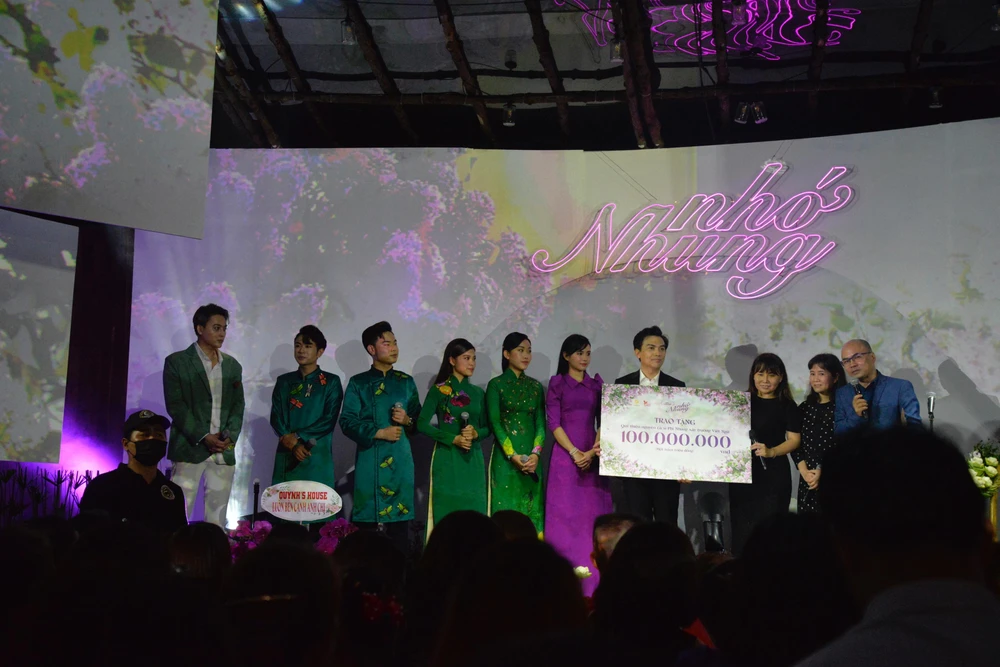 Cuối chương trình, ban tổ chức trao 100 triệu đồng cho Mạnh Quỳnh để góp vào quỹ xây trường dạy tiếng Việt ở tịnh xá Giác An (Mỹ) theo tâm nguyện của Phi Nhung thuở sinh thời. Theo BTC, số tiền này chính là những tấm vé khán giả đã yêu mến gửi tặng. Cuối chương trình, ban tổ chức trao 100 triệu đồng cho Mạnh Quỳnh để góp vào quỹ xây trường dạy tiếng Việt ở tịnh xá Giác An (Mỹ) theo tâm nguyện của Phi Nhung thuở sinh thời. Theo BTC, số tiền này chính là những tấm vé khán giả đã yêu mến gửi tặng.
