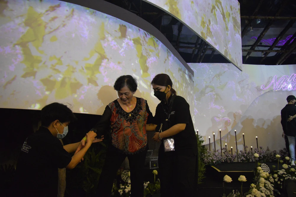 "Ngoại coi nhiều lần lắm rồi, coi lâu lắm rồi, fan Mạnh Quỳnh mấy chục năm rồi. Ngoại đợi gặp được Mạnh Quỳnh mới về, không gặp không về. Ngoại từ Bến Tre lên đây, lên mấy hôm rồi, ở nhà con. Vậy thôi hen, ngoại đi về" "Ngoại coi nhiều lần lắm rồi, coi lâu lắm rồi, fan Mạnh Quỳnh mấy chục năm rồi. Ngoại đợi gặp được Mạnh Quỳnh mới về, không gặp không về. Ngoại từ Bến Tre lên đây, lên mấy hôm rồi, ở nhà con. Vậy thôi hen, ngoại đi về"