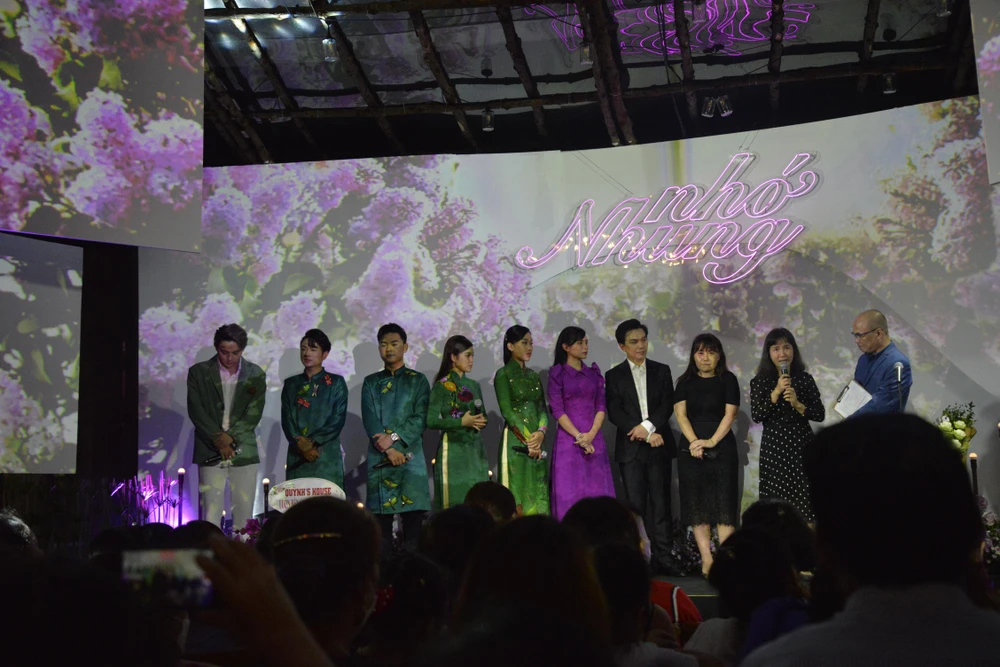 BTC đêm nhạc "Nhớ Nhung" gửi lời xin lỗi chân thành đến khán giả vì sự cố mất điện. BTC đêm nhạc "Nhớ Nhung" gửi lời xin lỗi chân thành đến khán giả vì sự cố mất điện.