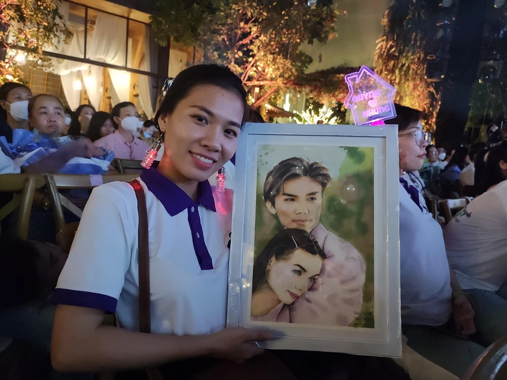 Những fan hâm mộ giữ chặt bức ảnh kỉ niệm của Phi Nhung - Mạnh Quỳnh Những fan hâm mộ giữ chặt bức ảnh kỉ niệm của Phi Nhung - Mạnh Quỳnh