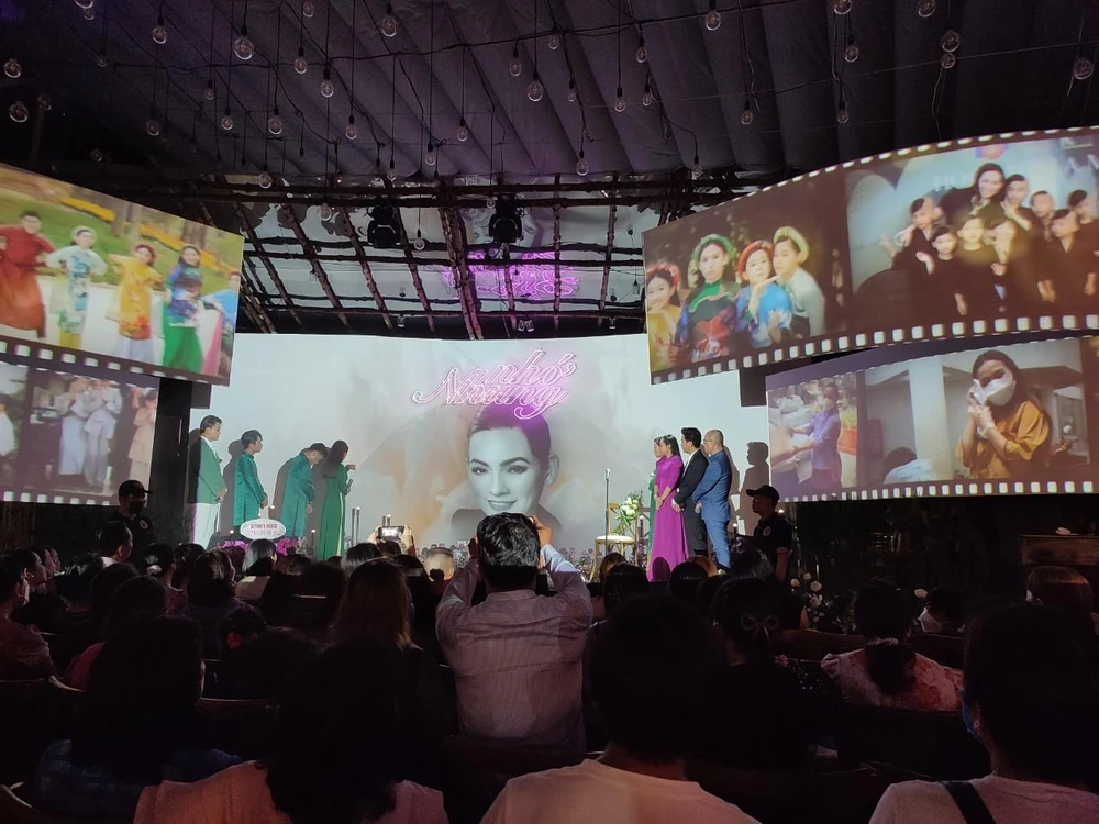 Đêm nhạc tới 12h đêm mới kết thúc nhưng những hàng ghế vẫn chật cứng người. Đêm nhạc tới 12h đêm mới kết thúc nhưng những hàng ghế vẫn chật cứng người.