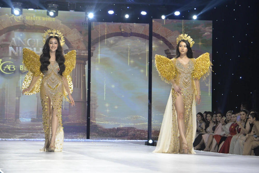 Đêm thời trang tôn vinh những người phụ nữ. Ảnh: NGUYỄN TRÀ