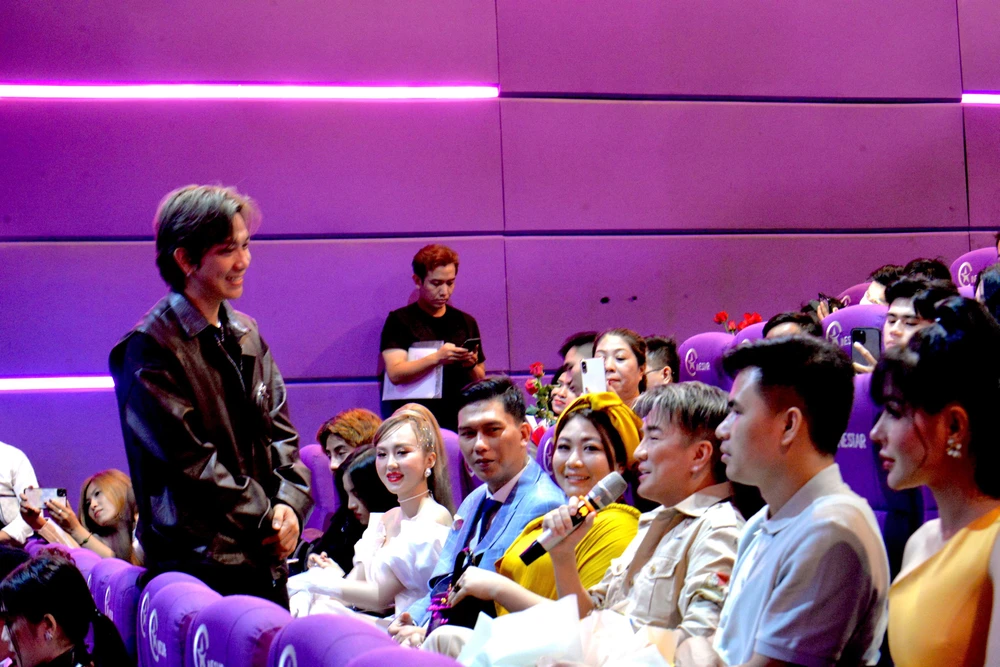 Đàm Vĩnh Hưng khen MV của Châu Ngọc Hiếu trẻ trung, sexy, táo bạo. Ảnh: NGUYỄN TRÀ