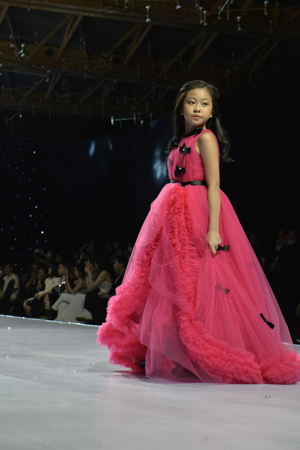 Những thiên thần nhí xuất hiện khiến hội trường xôn xao. Ảnh: NGUYỄN TRÀ