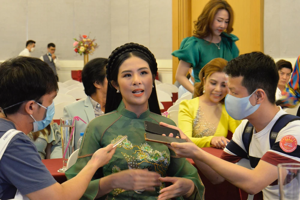Hoa hậu Ngọc Hân trả lời báo chí. Ảnh: NGUYỄN TRÀ