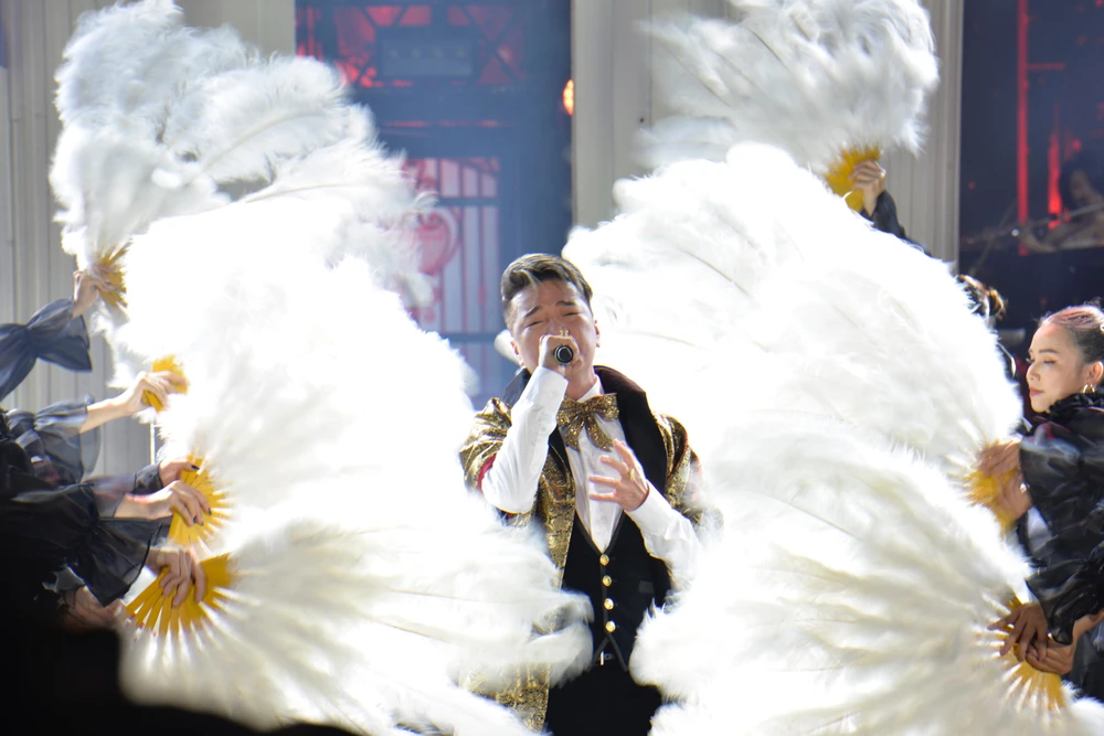 Đàm Vĩnh Hưng hát tri ân khán giả