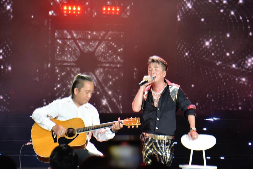 Giọng ca "Xin lỗi tình yêu" say đắm trong những bản nhạc thay lời tri ân gửi tới khán giả