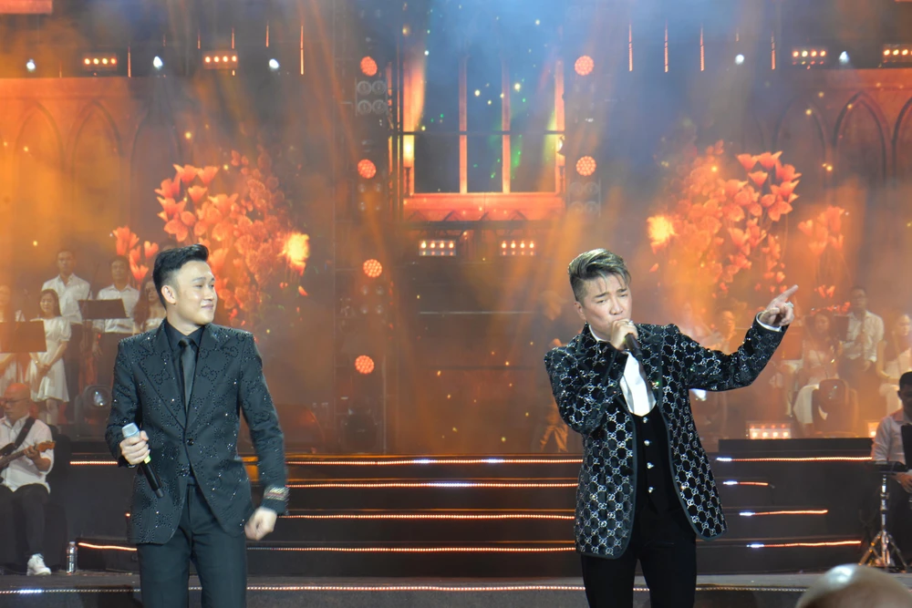 Đàm Vĩnh Hưng và Dương Triệu Vũ song ca Mười năm tình cũ