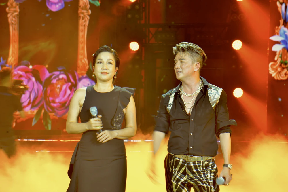 Đàm Vĩnh Hưng và Mỹ Linh kết hợp trong những ca khúc: Bên em là biển rộng, Cho em một ngày, Một ngày mùa đông