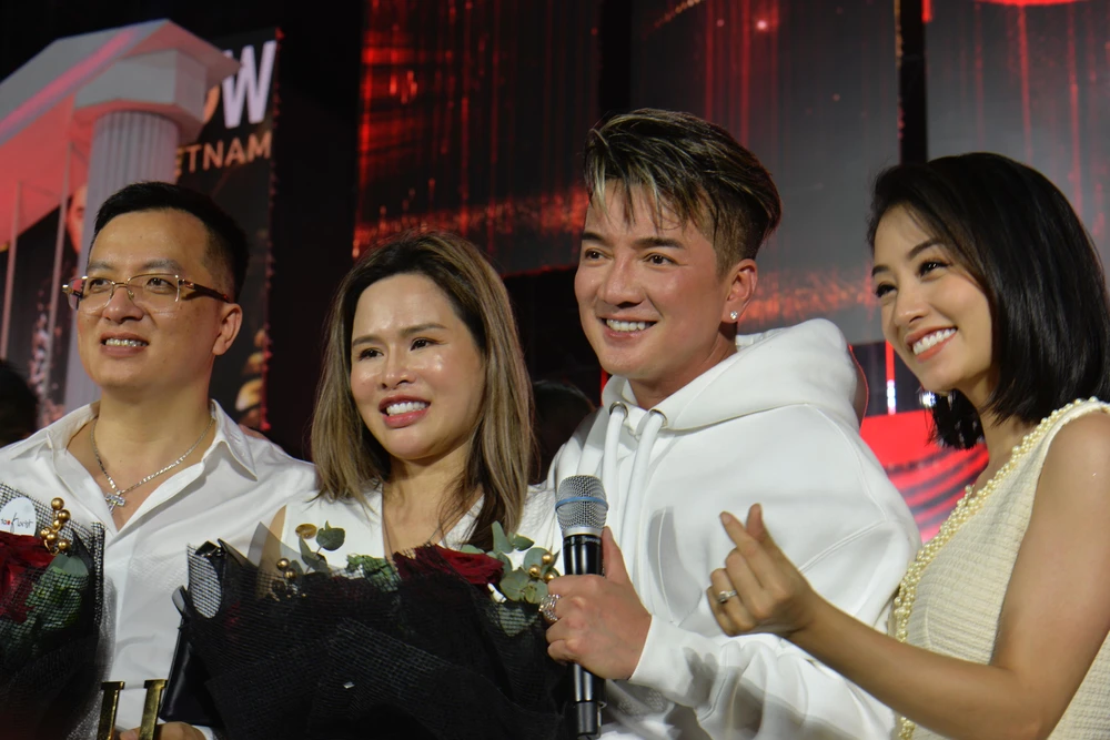 Khán giả ở lại cùng Đàm Vĩnh Hưng