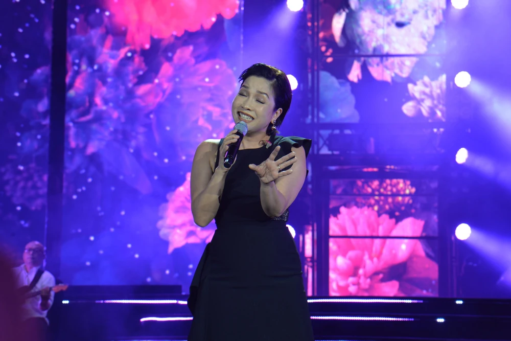 Diva Mỹ Linh sâu lắng trong ca khúc "Hương ngọc lan"