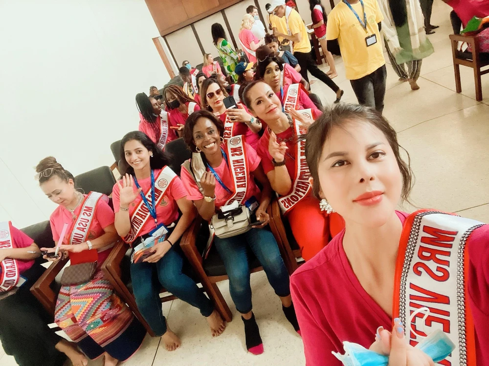 Nguyễn Như Quỳnh bên các bạn bè quốc tế