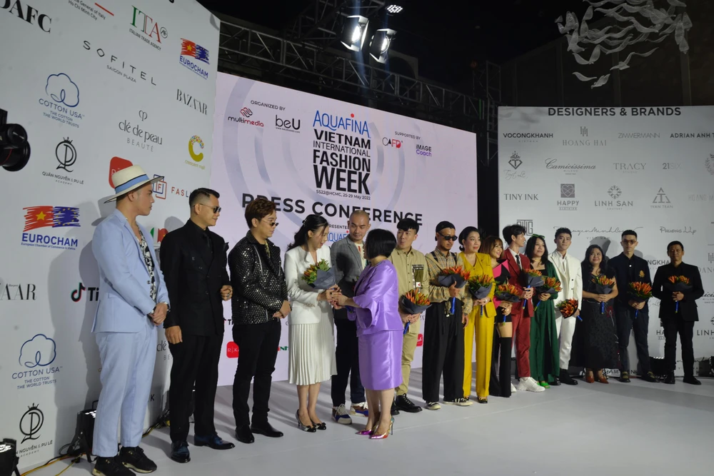 Bà Trang Lê - Chủ tịch Hiệp hội các nhà thời trang Đông Nam Á kiêm chủ tịch Tuần lễ thời trang Quốc tế Việt Nam tặng hoa cảm ơn các NTK, thương hiệu