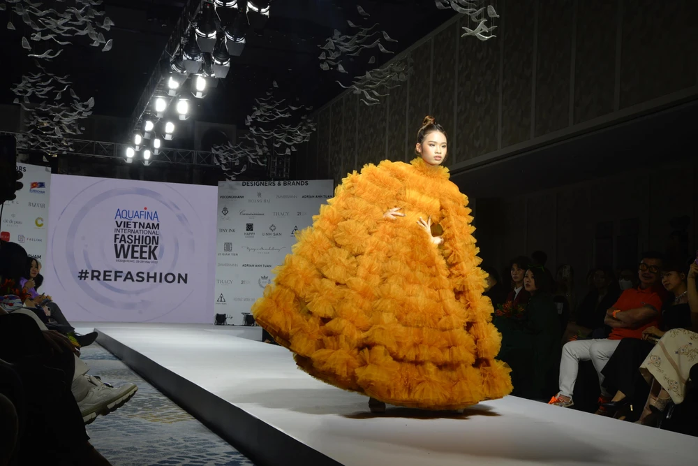 Độc đáo trang phục từ bã cà phê, vỏ hàu ở Tuần lễ thời trang tại TP.HCM ảnh 10