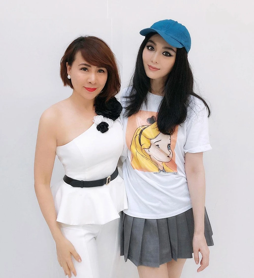 Nhà thiết kế Tuyết Lê và Phạm Băng Băng. Ảnh: tư liệu