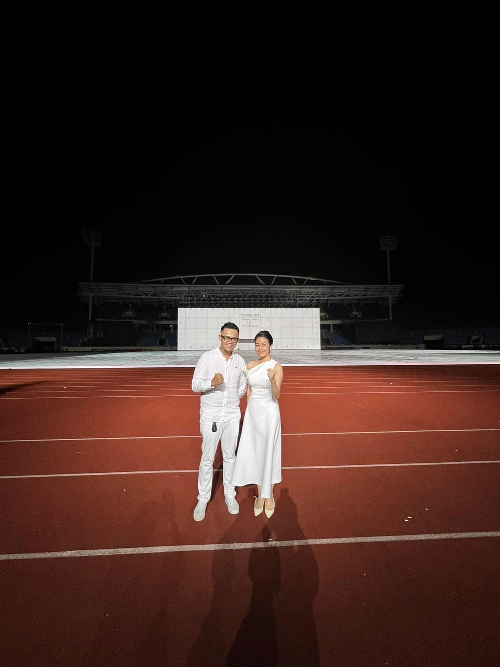 Hình ảnh hậu trường chuẩn bị của MC Phí Linh và MC Đức Bảo