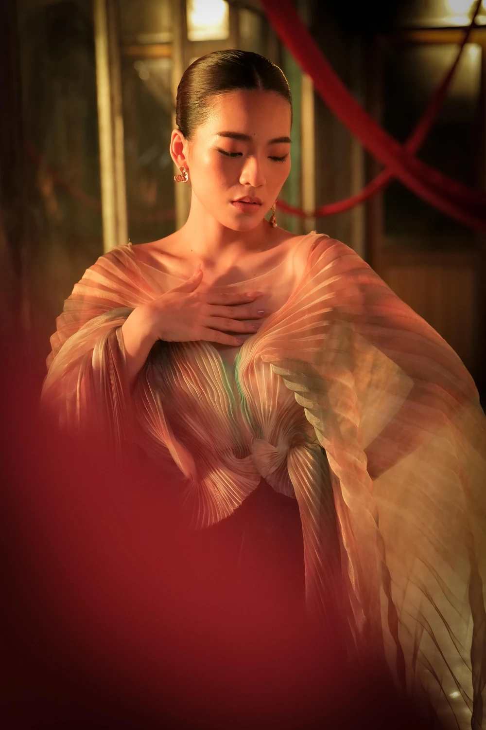 Hình ảnh ca sĩ Trini trong MV Hoang mang