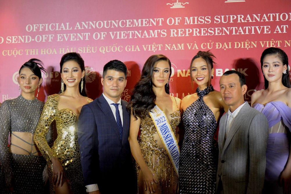 CEO Trần Việt Bảo Hoàng và CEO Leading Media Phúc Nguyễn cùng các Hoa Á hậu người đẹp. Ảnh: NGUYỄN TRÀ