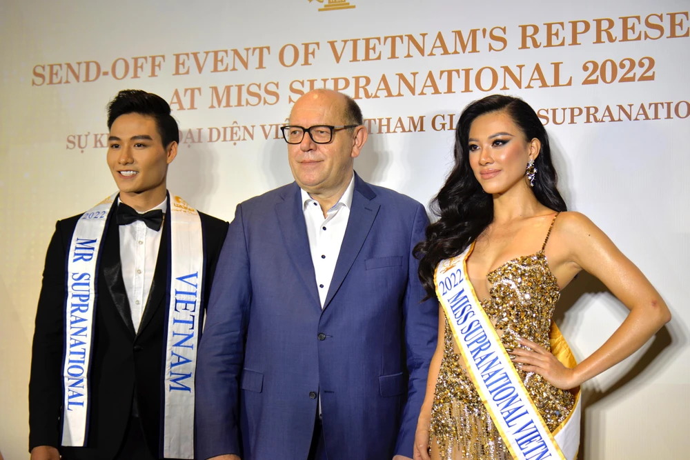 Bùi Xuân Đạt- quán quân Người mẫu thể hình Việt Nam và Á hậu Kim Duyên bên Chủ tịch Miss Supranational 2022