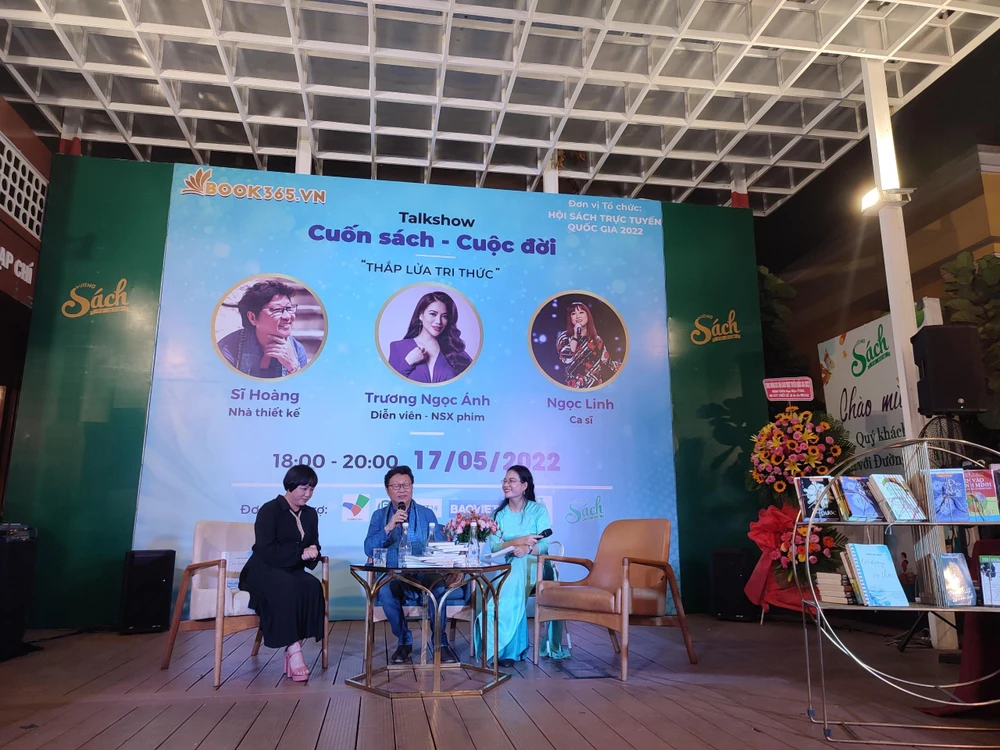 Chương trình bắt đầu khoảng18hh30 trễ hơn 30 phút nhưng Trương Ngọc Ánh chưa tới được. Ảnh: NGUYỄN TRÀ