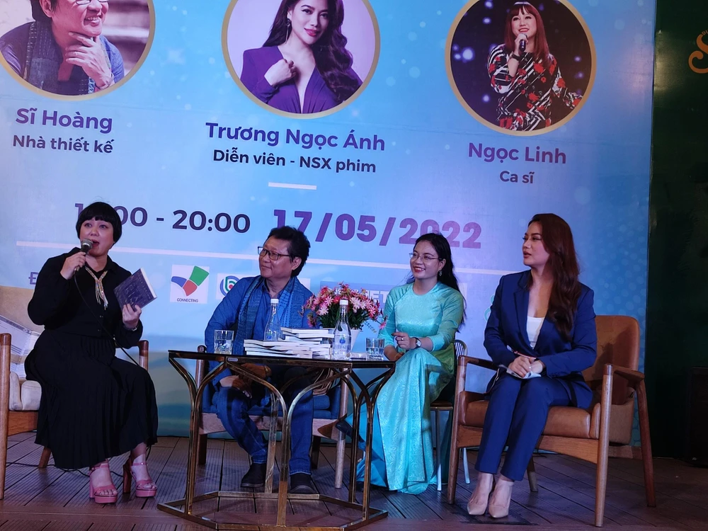 Trương Ngọc Ánh tại sự kiện ở Đường sách TP.HCM. Ảnh: NGUYỄN TRÀ