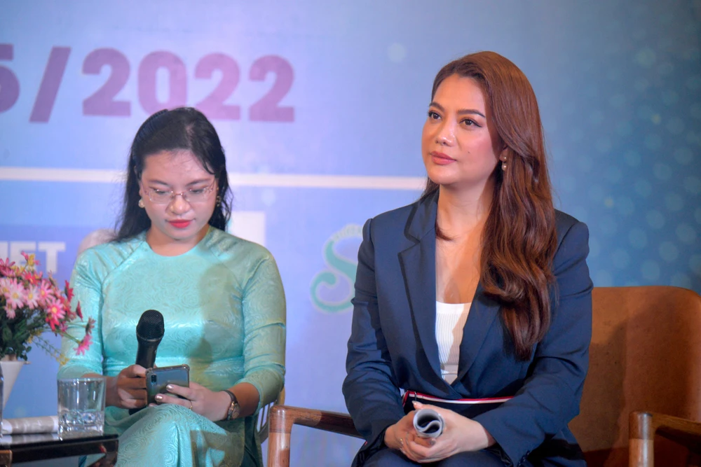 Diễn viên, nhà sản xuất phim Trương Ngọc Ánh. Bên cạnh, MC Xuân Huy liên tục phải kiểm tra tin nhắn khán giả xem trực tuyến gửi đến các khách mời. Ảnh: NGUYỄN TRÀ