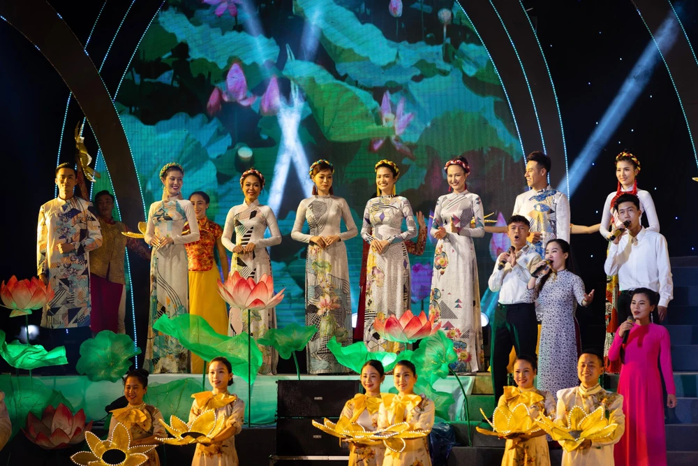 Thắng cảnh của quê hương xứ Nghệ xuất hiện trên tà áo trong bộ sưu tập Sen Việt của NTK Việt Hùng. Ảnh: SOHO