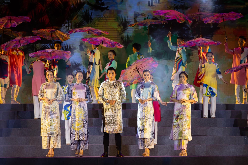 Hoa hậu Diễm Hương, Miss Earth Việt Nam 2021 Vân Anh, Nam vương Ngọc Tình, MC Quỳnh Hoa trình diễn trong Lễ hội Làng Sen. Ảnh: SOHO