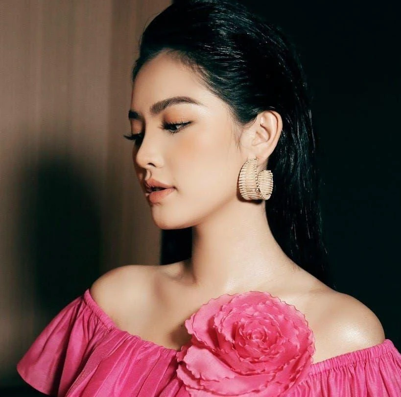 Trần Tuyết Mai là Nữ sinh Đại học Ngoại Thương. Tại họp báo công bố Top 40 thí sinh xuất sắc nhất của cuộc thi này, Tuyết Mai trổ tài giới thiệu bản thân bằng hai ngoại ngữ Tiếng Anh và tiếng Pháp. Không chỉ sở hữu ngoại hình xinh đẹp, cô gái Hải Phòng còn liên tục khẳng định mình trong các phần thi phụ khi liên tục giành chiến thắng. Cụ thể, mới đây Trần Tuyết Mai có tên trong hai danh sách: Top 5 người đẹp biển và Top 5 trang phục dân tộc tại Hoa hậu Du lịch Việt Nam Toàn cầu. Bộ trang phục “Bánh đa cua” mô phỏng một món ăn vốn quen thuộc với vùng đất Hải Phòng nơi cô sinh ra. Không chỉ được đánh giá cao về màu sắc, độ hoành tráng mà sự chân thật trong từng hình ảnh của bộ trang phục cũng là điểm cộng đặc biệt.