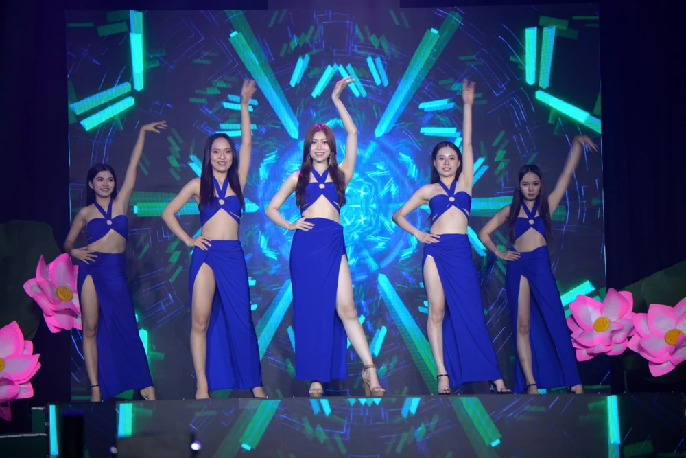 Các thí sinh Hoa hậu môi trường tự tin trong trang phục bikini