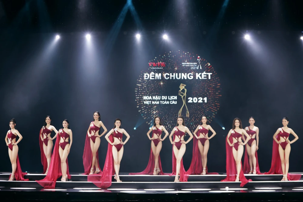 Top 15 trở lại trong trang phục bikini, tự tin khoe những bước catwalk cùng body nóng bỏng.