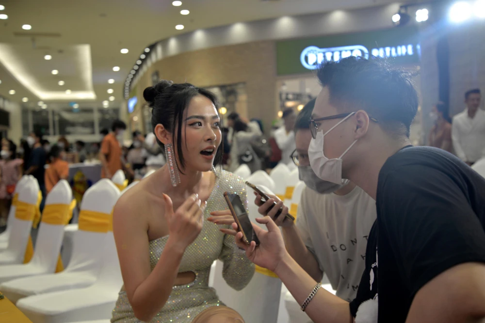 Diệp Bảo Ngọc trả lời phỏng vấn. Ảnh: NGUYỄN TRÀ Diệp Bảo Ngọc trả lời phỏng vấn. Ảnh: NGUYỄN TRÀ