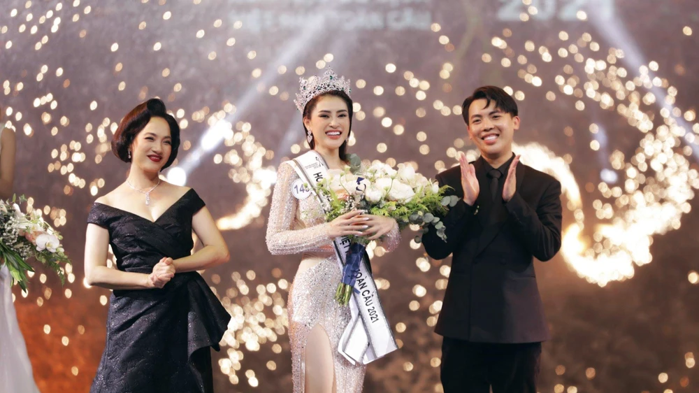 Ông Duy Khánh (Trưởng BTC) và NSND Lê Khanh trao hoa, vương miện cho Hoa hậu Du lịch Việt Nam Toàn cầu Lý Kim Thảo. Ảnh: Kiengcan team