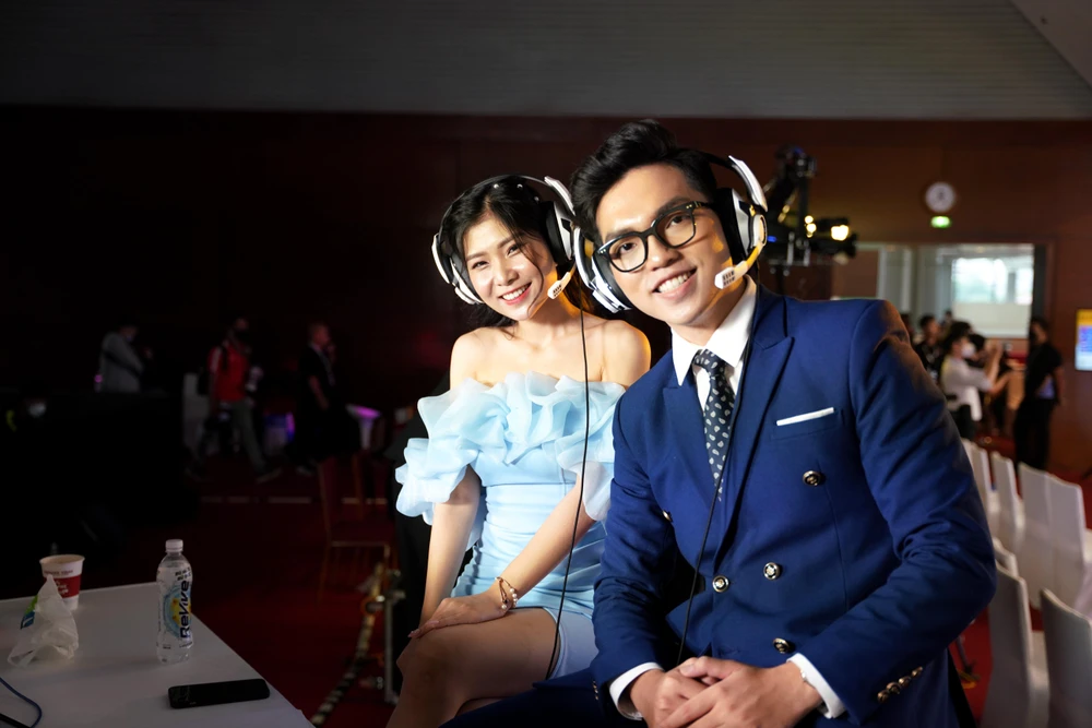 Khánh An rạng rỡ bên bạn đồng hành MC Xuân Hiếu. Ảnh: NVCC