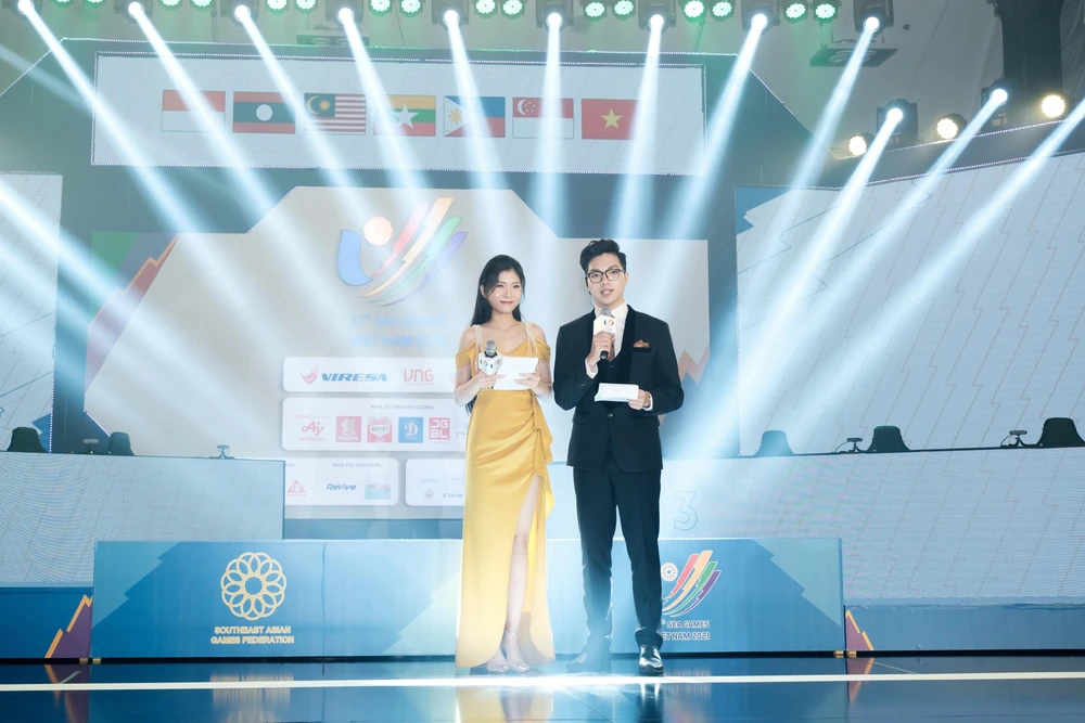 Ít ai ngờ cô gái xinh đẹp, tự tin hoạt ngôn vậy nhưng đang là sinh viên năm cuối Học viện Báo chí và Tuyên truyền