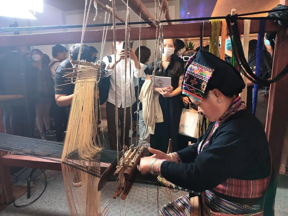 Dệt thổ cẩm trực tiếp tại Hội thảo. Ảnh: NGUYỄN TRÀ