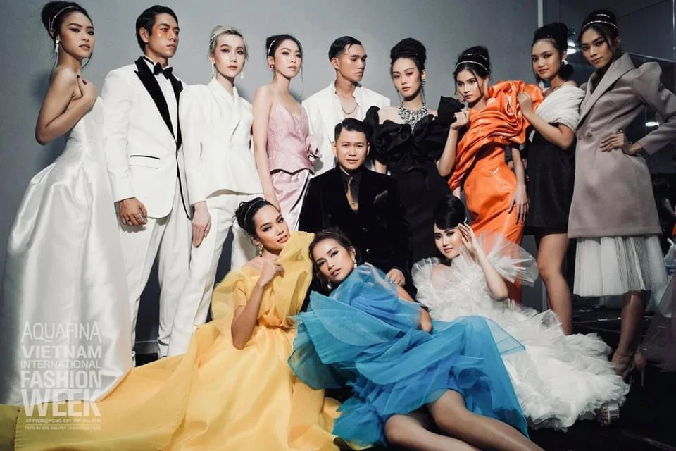 NTK Hoàng Minh Hà (áo đen, giữa) là 1 trong 6 NTK nổi tiếng sẽ gửi đến khán giả những bộ trang phục được làm từ các chất liệu tái chế. Ảnh: FBNV