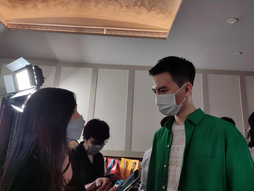 NTK trẻ Phan Đăng Hoàng chia sẻ sẽ hướng tới những chất liệu thân thiện với môi trường và nhận định nó sẽ trở thành xu hướng trong tương lai. Tuy nhiên, một vấn đề khá khó khăn hiện nay theo anh đó là nguồn chất liệu chưa phong phú. Ảnh: NGUYỄN TRÀ