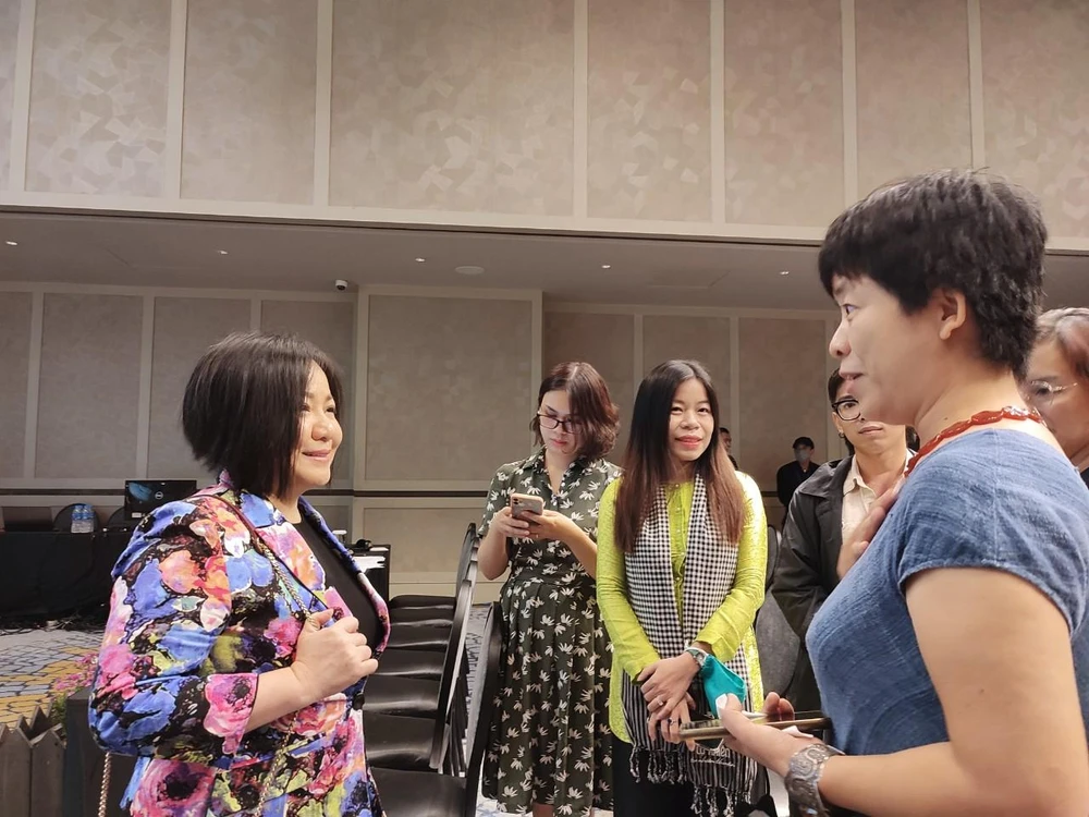 Bà Trang Lê trò chuyện cùng các khách mời trong giờ nghỉ giữa giờ. Ảnh: NGUYỄN TRÀ