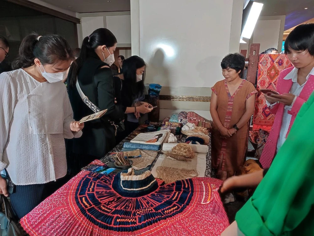 Sản phẩm dệt may của Việt Nam nhận được sự quan tâm của nhiều khách tham dự đặc biệt là các mặt hàng thổ cẩm. Ảnh: NGUYỄN TRÀ