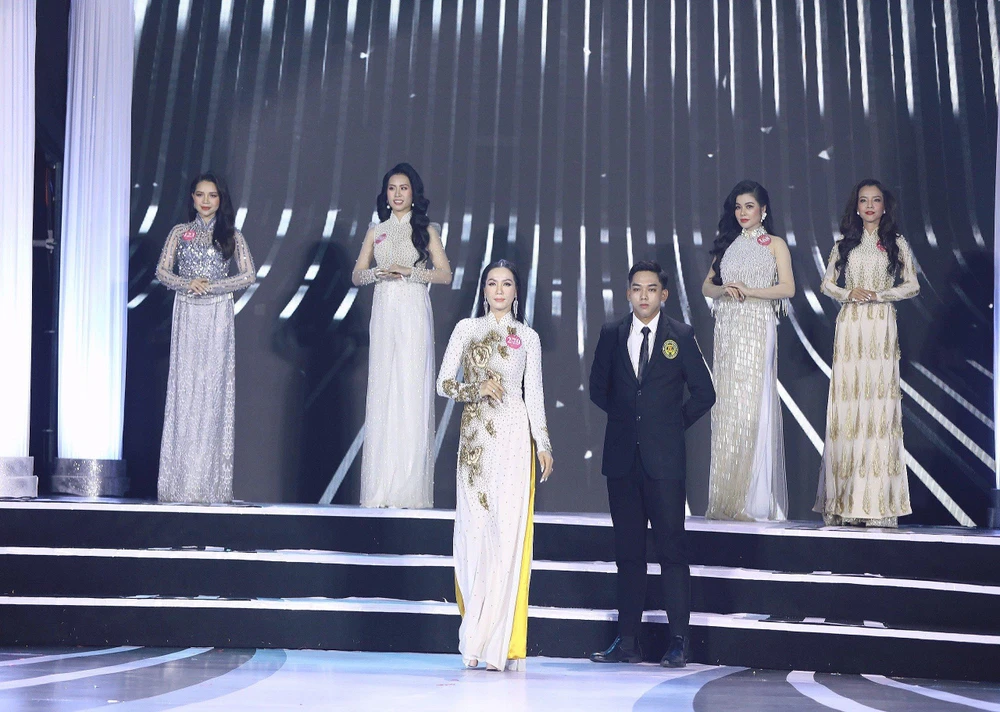 Các thí sinh duyên dáng trong trang phục áo dài của NTK Đức Minh. Ảnh: BTC