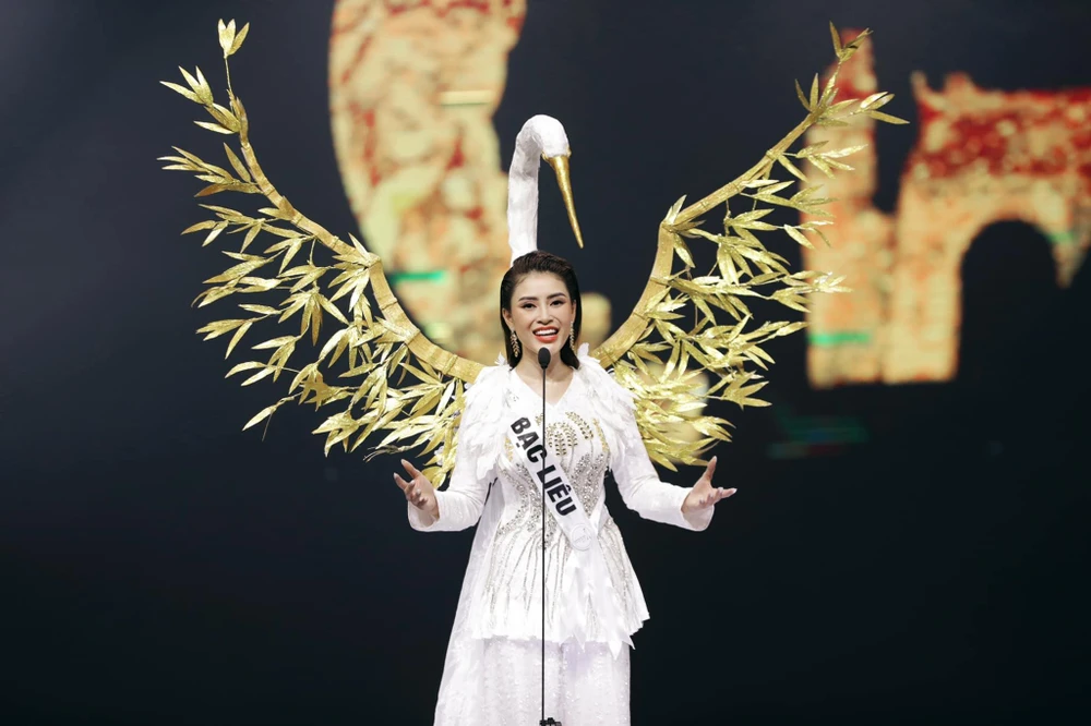 Lý Kim Thảo trong trang phục Đờn cò. Ảnh: Kiengcan Team